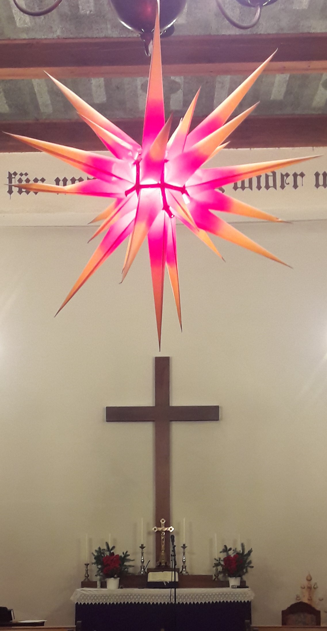 Herrnhuther Stern, beleuchtet, sichtbar über dem Altar in Eisenstadt