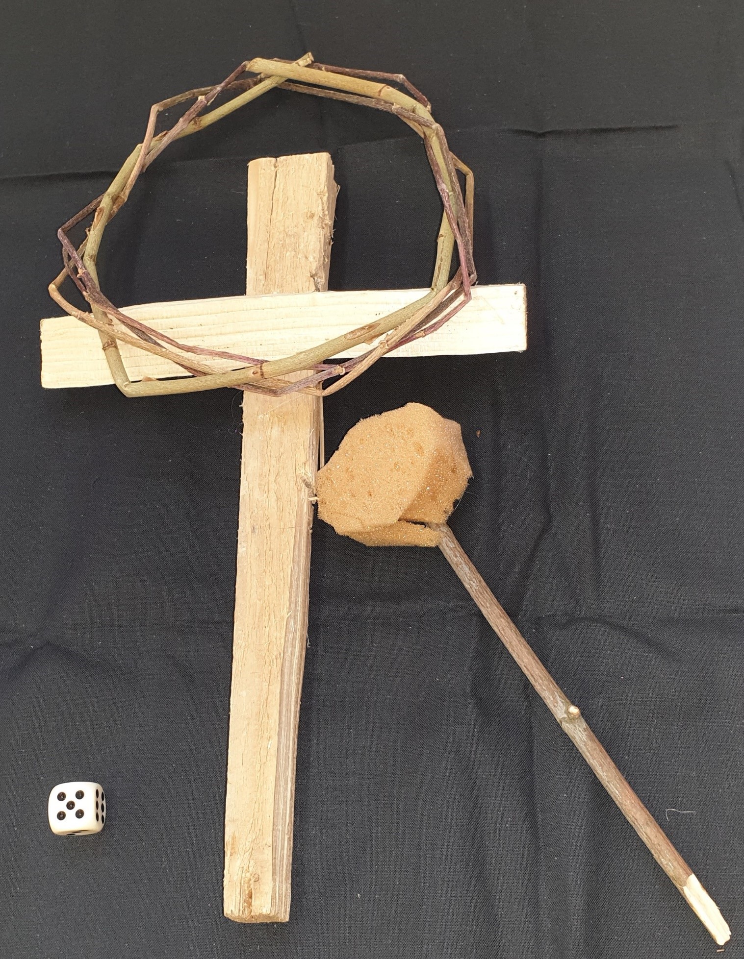 Foto von Kreuz mit Dornenkrone, Schwamm am Stab und Würfel mit Zahl 5 oben