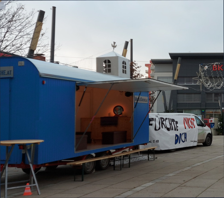 Bauwagen der mobilen Kirche mit Banner: Fürchte Dich Nicht